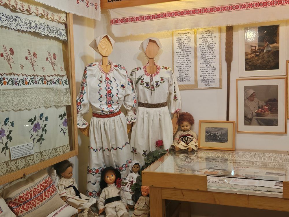 Razstava belokranjske ljudske dediščine z narodnimi nošami, vezeninami in tradicionalnimi izdelki.