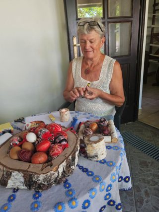 Prikaz izdelave belokranjskih pisanic na domačiji Cvitkovič.