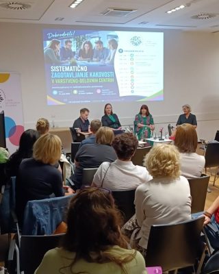 Udeleženci spremljajo strokovno razpravo o kakovosti storitev in medinstitucionalnem sodelovanju.