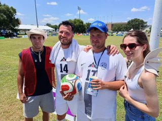 Udeleženci slovenske reprezentance in spremljevalci ob nogometnem igrišču na turnirju Genuine Cup 2026 v Houstonu.