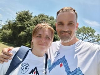 Udeleženca slovenske nogometne reprezentance pozirata za fotografijo med spremljevalnimi dejavnostmi turnirja Genuine Cup 2026 v Houstonu.