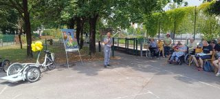 Predstavitev novega prilagojenega kolesa za prevoz oseb na invalidskem vozičku uporabnikom in zaposlenim VDC Tončke Hočevar.
