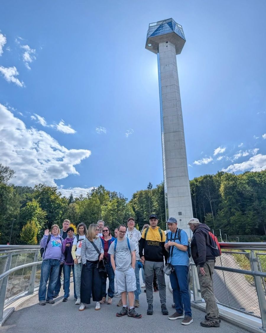Uporabniki in spremljevalci so se zbrali na ploščadi ob razglednem stolpu med jesenskim izletom na Štajersko.