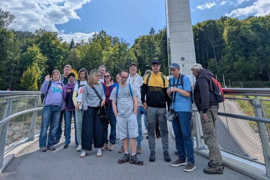 Uporabniki in spremljevalci so se zbrali na ploščadi ob razglednem stolpu med jesenskim izletom na Štajersko.