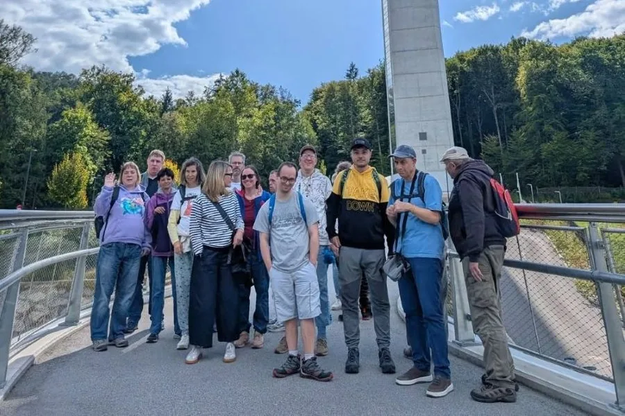 Uporabniki in spremljevalci so se zbrali na ploščadi ob razglednem stolpu med jesenskim izletom na Štajersko.