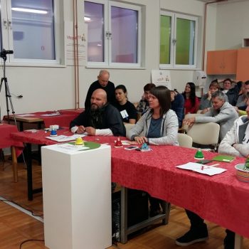 Žirija Avdicja1 z publiko v ozadju.