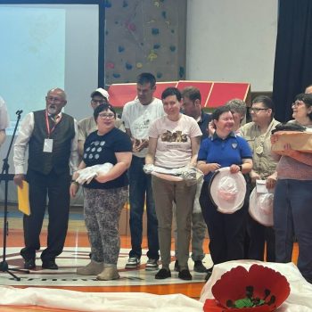 Uporabniki VDC-ja Tončke Hočevar na odru prejemajo priznanje