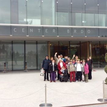 Plesna skupina pred nastopom v Kongresnem centru Brdo pri Kranju na Konferenci E-Qalin. Pokazali so, kako pomemben je certifikat v praksi.