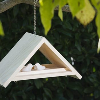 Trikotna lesena ptičja hišica