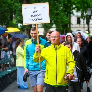 Tekmovalci VDC Tončke Hočevar z napisom VDC Tončke Hočevar na odprtju dogodka.
