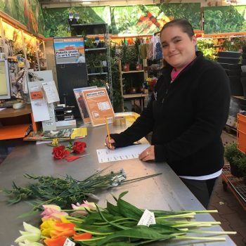 Urška na delovnem mestu.