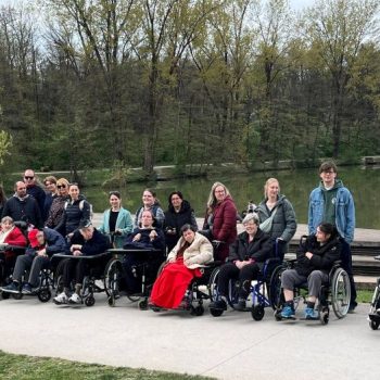 Skupinska fotografija varovancev VDC Tončke Hočevar in skbrnikov ob jezeru