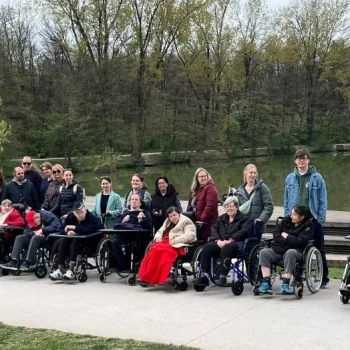 Skupinska fotografija varovancev VDC Tončke Hočevar in skbrnikov ob jezeru