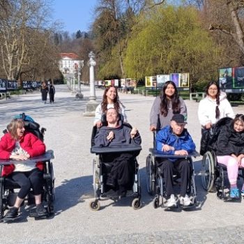Varovanci VDC Tončke Hočevar in dijakinje iz Španije na sprehodu