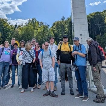 Uporabniki in spremljevalci so se zbrali na ploščadi ob razglednem stolpu med jesenskim izletom na Štajersko.