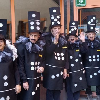 Posnetek pustnega rajanja v VDC Tončka Hočevar - skupinska slika mask domine