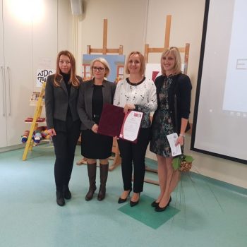 Ponosni ob prejemu certifikata.