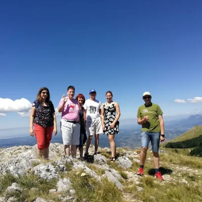Naši varovanci na izletu ob sončnem dnevu v planinah.