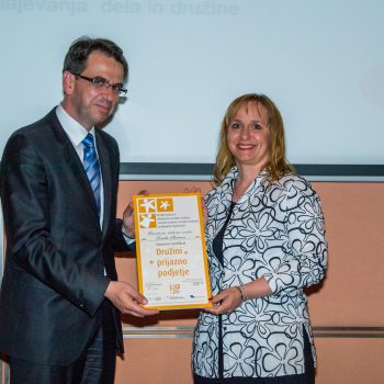 Prejem plakete Družini prijazno podjetje.