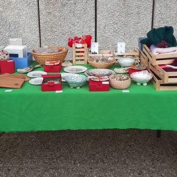 Prodajna stojnica pred Centrom Sonček v Ljubljani.