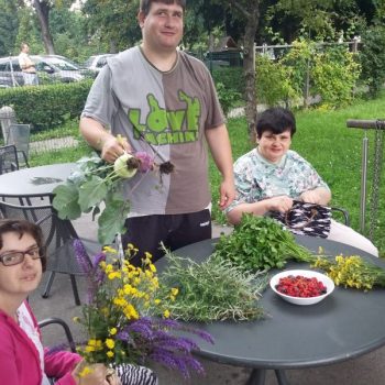 Zelenjavo, zelišča in sadje z vrta se ustrezno pripravi in uporabi pri kuharskih aktivnostih.